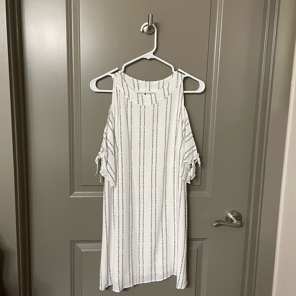 Cute printed dress with sleeve detail. Size medium, worn once!